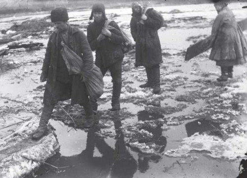 Розкуркулені селяни села Удачне на Донеччині у 1930-х роках ідуть розталою дорогою