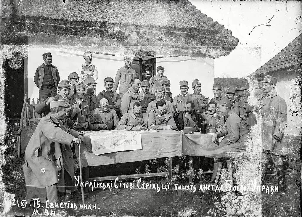 Українські січові стрільці за столом із картою в селі Свистільники, листопад 1915 року